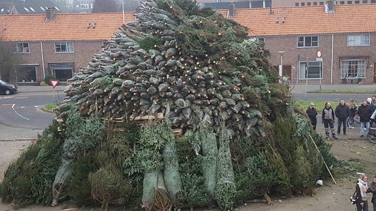 Voorbereidingen-voor-de-vreugdevuren-in-Delft-Foto-BrasBoys.jpg